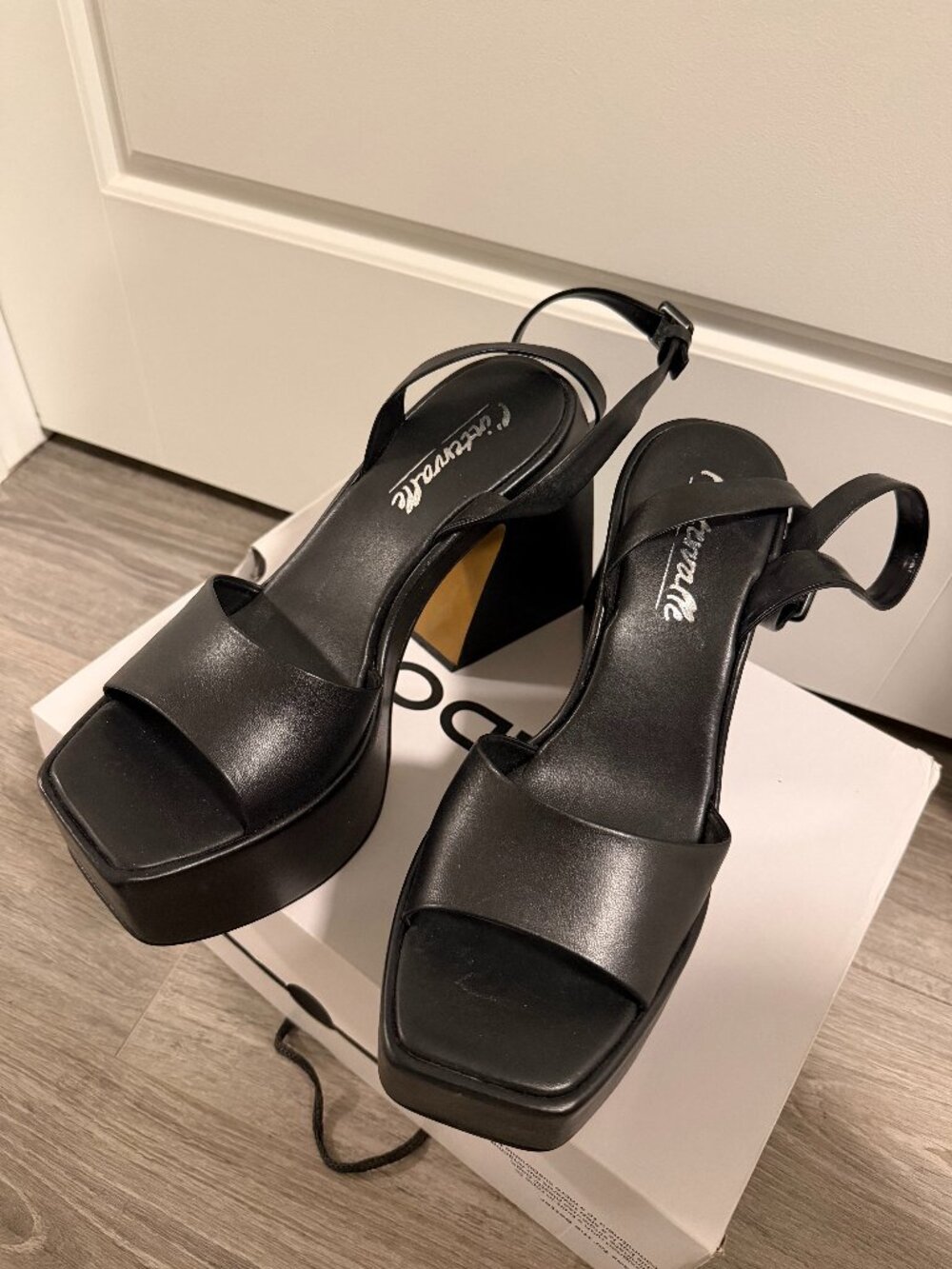 L'intervalle Scorpios Black Leather Heels
